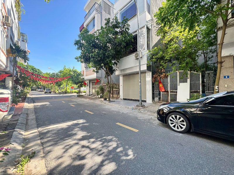 Cần bán đất TĐC Giang Biên Việt Hưng: 40m2, mặt tiền 4m, khổ đẹp, gần nhiều vườn hoa, nhà văn hóa