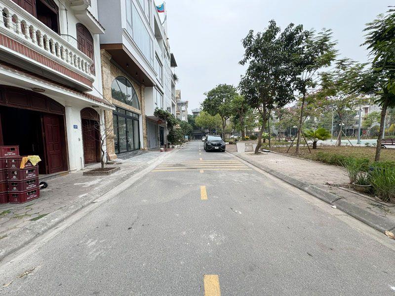 Cần bán đất TĐC Giang Biên Việt Hưng: 40m2, mặt tiền 4m, khổ đẹp, gần nhiều vườn hoa, nhà văn hóa
