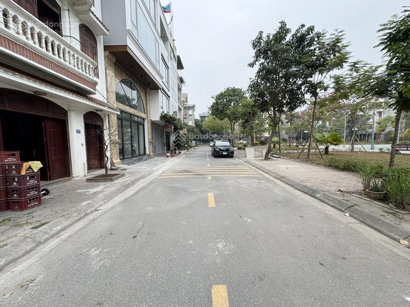 Cần bán đất tđc giang biên việt hưng 40m2, mặt tiền 4m, khổ đẹp, gần nhiều vườn hoa, nhà văn hóa