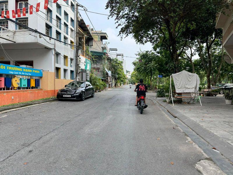 Cần bán 61m2 đất thổ cư ngõ 255 Thanh Am. Gần hồ và đường 40m Đoàn Khuê - Nam Đuống
