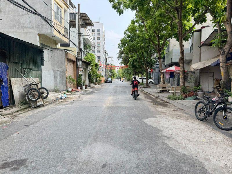 Cần bán 61m2 đất thổ cư ngõ 255 Thanh Am. Gần hồ và đường 40m Đoàn Khuê - Nam Đuống
