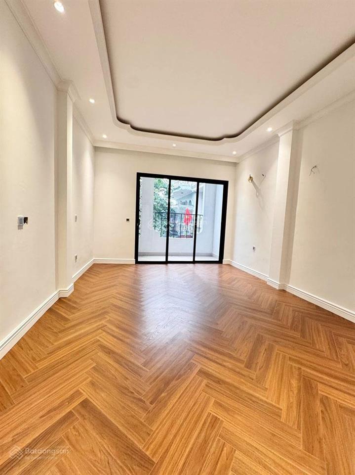 Bán nhà 3 tầng đức giang 72m² view hồ  đường 5m ô tô vào nhà  có ô chờ thang máy