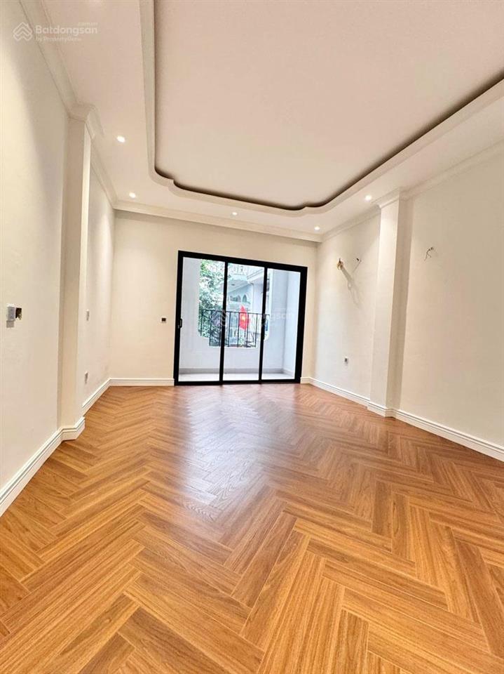 Bán nhà 3 tầng đức giang 72m² view hồ  đường 5m ô tô vào nhà  có ô chờ thang máy
