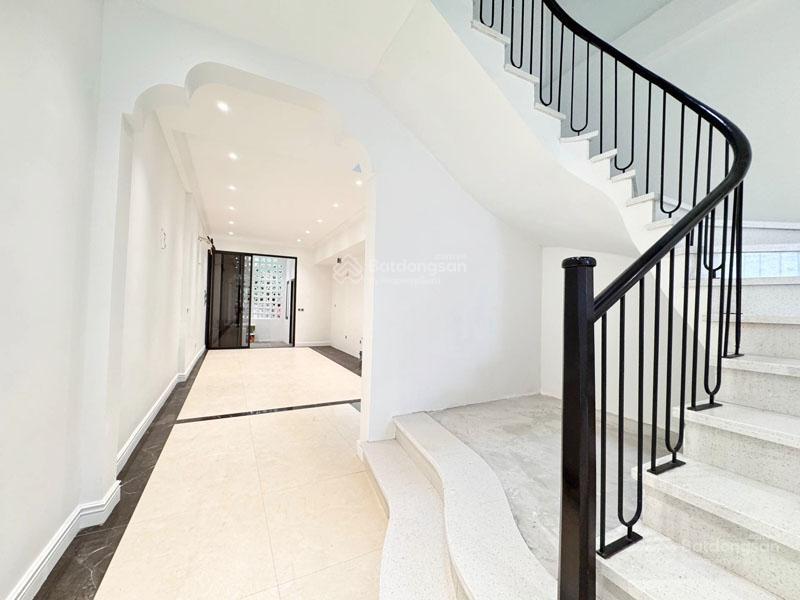 Bán nhà 3 tầng đức giang 72m² view hồ  đường 5m ô tô vào nhà  có ô chờ thang máy