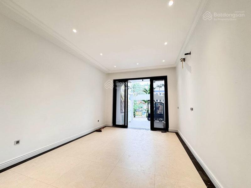 Bán nhà 3 tầng đức giang 72m² view hồ  đường 5m ô tô vào nhà  có ô chờ thang máy