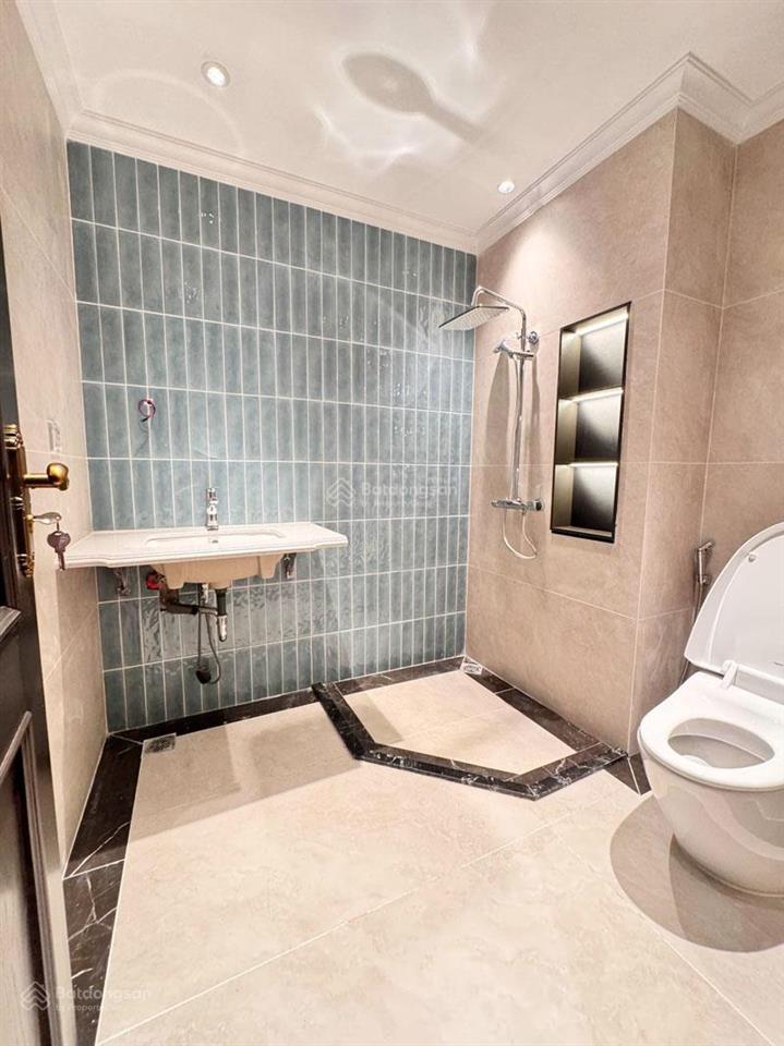 Bán nhà 3 tầng đức giang 72m² view hồ  đường 5m ô tô vào nhà  có ô chờ thang máy