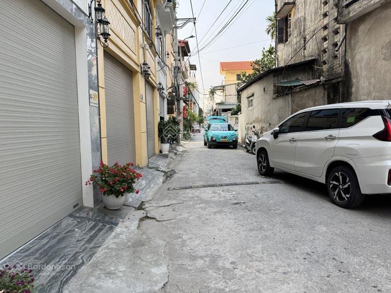 Cần bán 136,76m2 đất ngõ 51 phố giang biên. đường thông ô tô, gần trường chợ