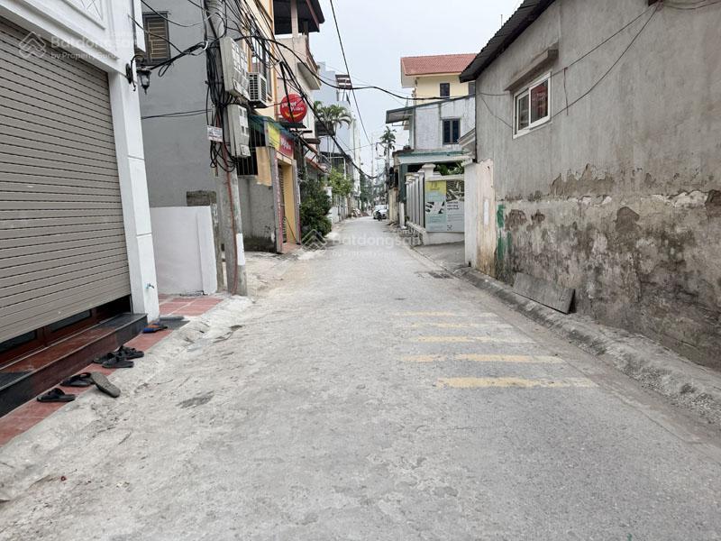 Cần bán 136,76m2 đất ngõ 51 phố giang biên. đường thông ô tô, gần trường chợ