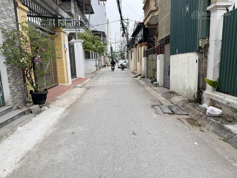 Cần bán 136,76m2 đất ngõ 51 phố giang biên. đường thông ô tô, gần trường chợ