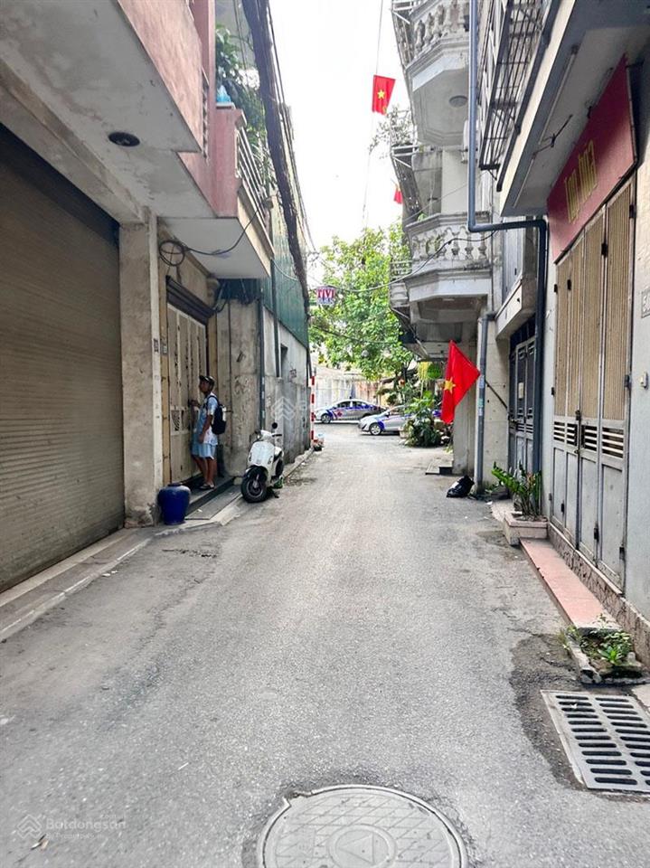Bán đất mặt ngõ 12 bồ đề 43,8m2, đường thông ô tô 7 chỗ, cầu chương dương, sang phố chỉ 5p