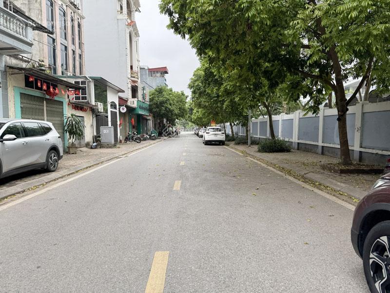 Bán đất mặt ngõ 195 phúc lợi dt 116,3m2, mt 5,5m, đường 15m đối diện trường học