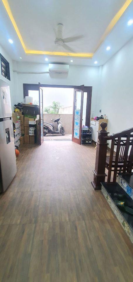 Bán căn góc 30,8m2 nhà 5 tầng ngõ 80 Hoa Lâm. Nhà đẹp, view thoáng, cách ô tô 20m