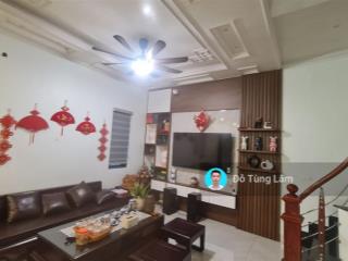 Cần tiền bán gấp căn góc 63,3m2 nhà 5 tầng, thang máy, mặt đường thôn lê xá. đường 5m, ô tô vào nhà