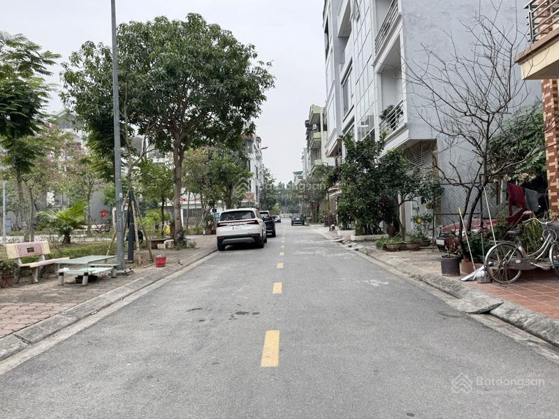 Bán đất tđc giang biên 64,3m2 hướng đông nam, view vườn hoa thoáng trọn đời, giá tốt