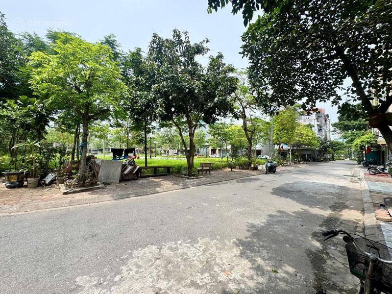 Bán đất tđc giang biên 64,3m2 hướng đông nam, view vườn hoa thoáng trọn đời, giá tốt