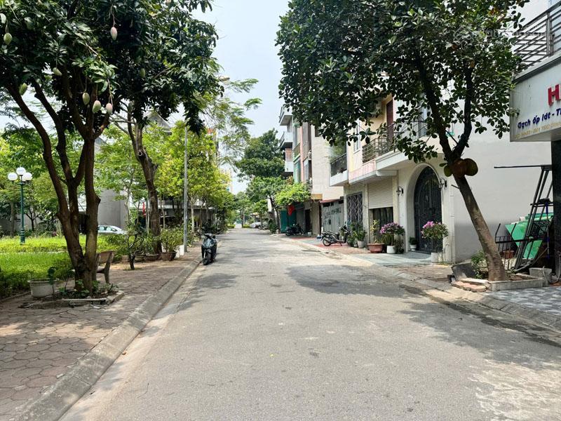 Bán đất tđc giang biên 64,3m2 hướng đông nam, view vườn hoa thoáng trọn đời, giá tốt