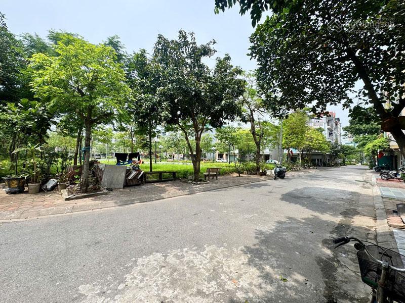 Bán đất tđc giang biên 64,3m2 hướng đông nam, view vườn hoa thoáng trọn đời, giá tốt