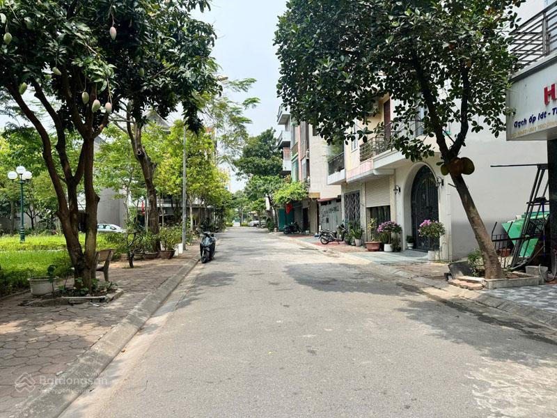 Bán đất tđc giang biên 64,3m2 hướng đông nam, view vườn hoa thoáng trọn đời, giá tốt