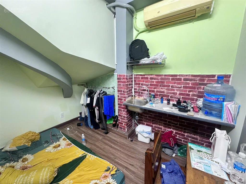 Tầng trệt giá 2,7tr/tháng, phòng 12m2 có lối đi riêng biệt, thoáng mát, sạch sẽ, có máy điều hòa,