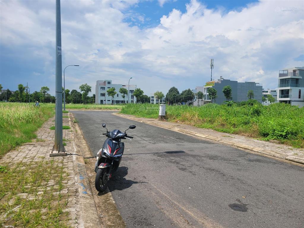 Rẻ hơn bên cạnh 800tr lô đất 1/ cách lã xuân oai 50m, dt 5x20m, giá chỉ 7 tỷ, sạch đẹp, sổ sẵn