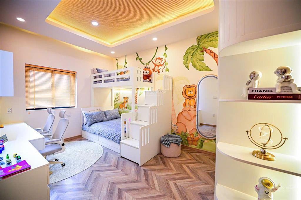 Bán nhà 2 lầu mặt tiền đường dt15 rộng 42m, vỉa hè 10m chỉ 2,3 tỷ, khu compound cao cấp
