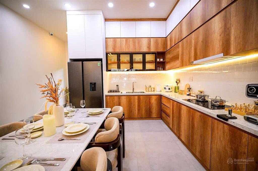 Bán nhà 2 lầu mặt tiền đường dt15 rộng 42m, vỉa hè 10m chỉ 2,3 tỷ, khu compound cao cấp