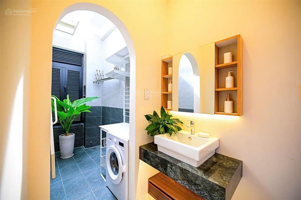 Bán nhà 2 lầu mặt tiền đường dt15 rộng 42m, vỉa hè 10m chỉ 2,3 tỷ, khu compound cao cấp