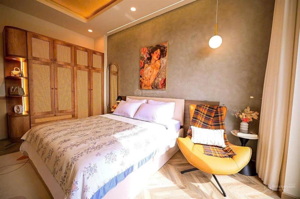 Bán nhà 2 lầu mặt tiền đường dt15 rộng 42m, vỉa hè 10m chỉ 2,3 tỷ, khu compound cao cấp