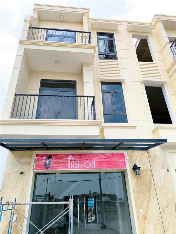 Bán nhà 2 lầu mặt tiền đường dt15 rộng 42m, vỉa hè 10m chỉ 2,3 tỷ, khu compound cao cấp