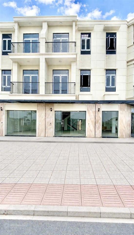 Bán nhà 2 lầu mặt tiền đường dt15 rộng 42m, vỉa hè 10m chỉ 2,3 tỷ, khu compound cao cấp