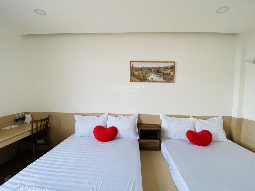 Phòng cao cấp đầy đủ tiện nghi. gần đài truyền hình và trường khoa học xã hội  nhân văn 200 mét.