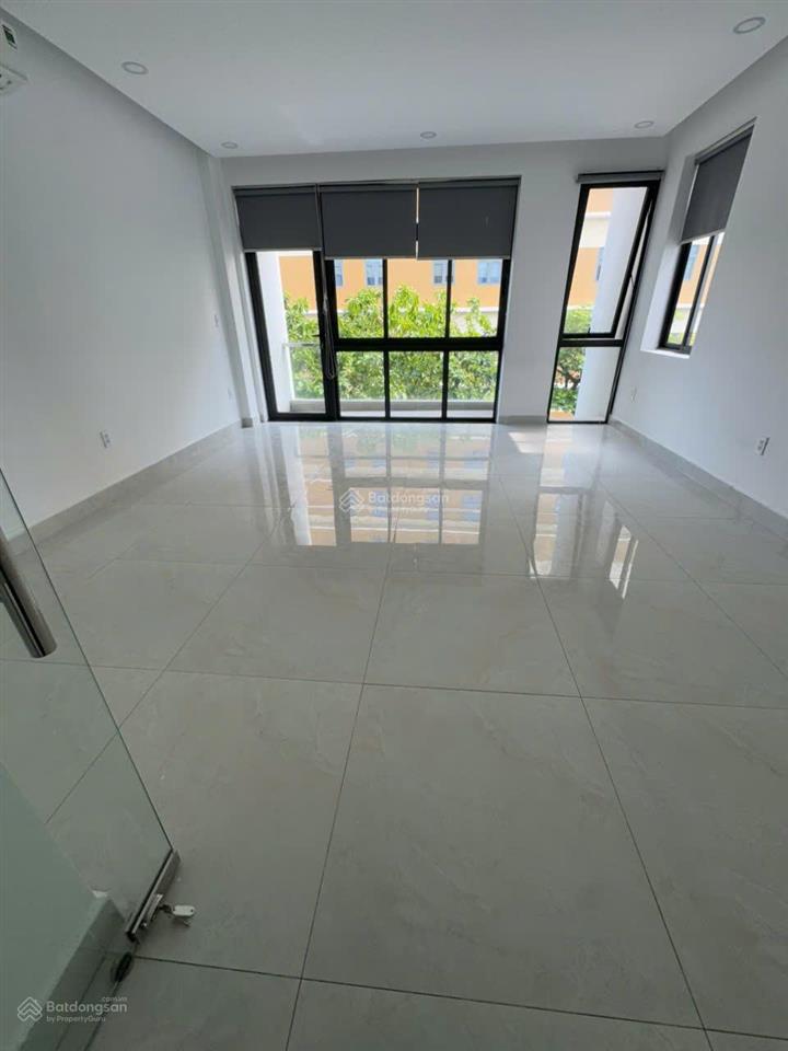 Bán căn góc hoàn thiện văn phòng đường 11 trong kdc vạn phúc 5x20m giá 21 tỷ có hầm và thang máy