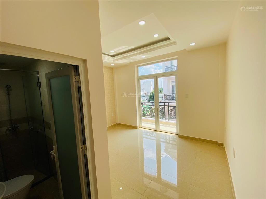 Bán nhà 3 lầu quốc lộ 13 khu ở văn minh, gần chợ đầu mối đường 6m giá 8 tỷ xe hơi đậu trong nhà