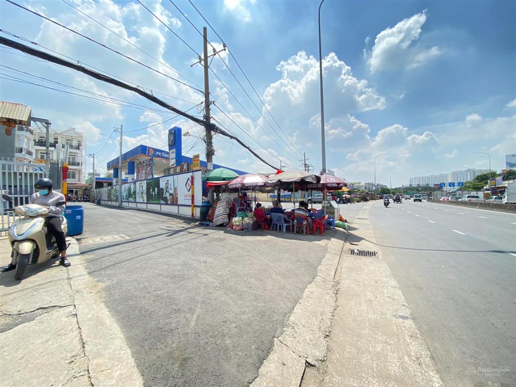 Bán nhà 3 lầu quốc lộ 13 khu ở văn minh, gần chợ đầu mối đường 6m giá 8 tỷ xe hơi đậu trong nhà