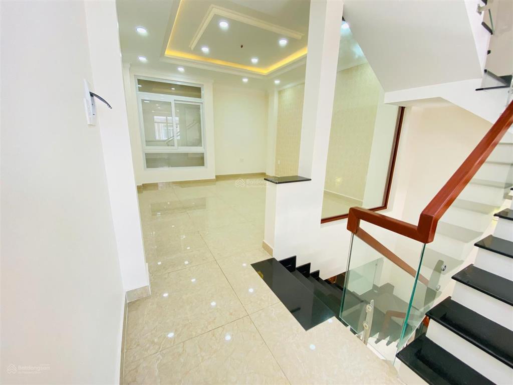 Bán nhà 3 lầu quốc lộ 13 khu ở văn minh, gần chợ đầu mối đường 6m giá 8 tỷ xe hơi đậu trong nhà