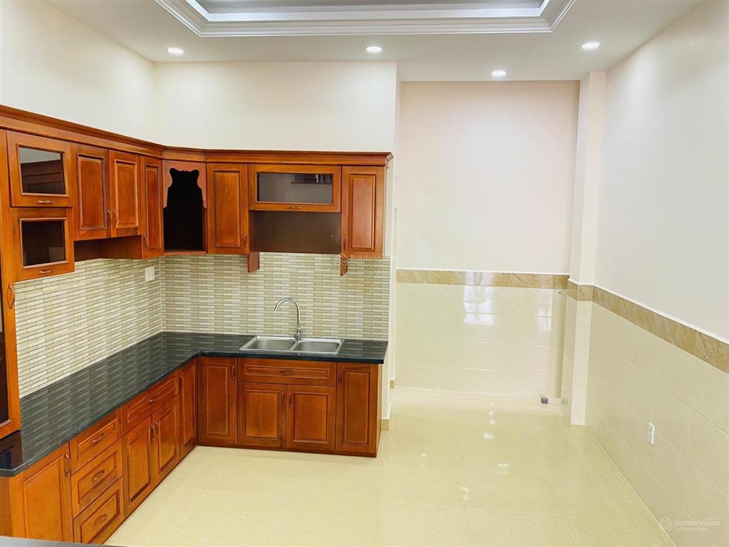 Bán nhà 3 lầu quốc lộ 13 khu ở văn minh, gần chợ đầu mối đường 6m giá 8 tỷ xe hơi đậu trong nhà