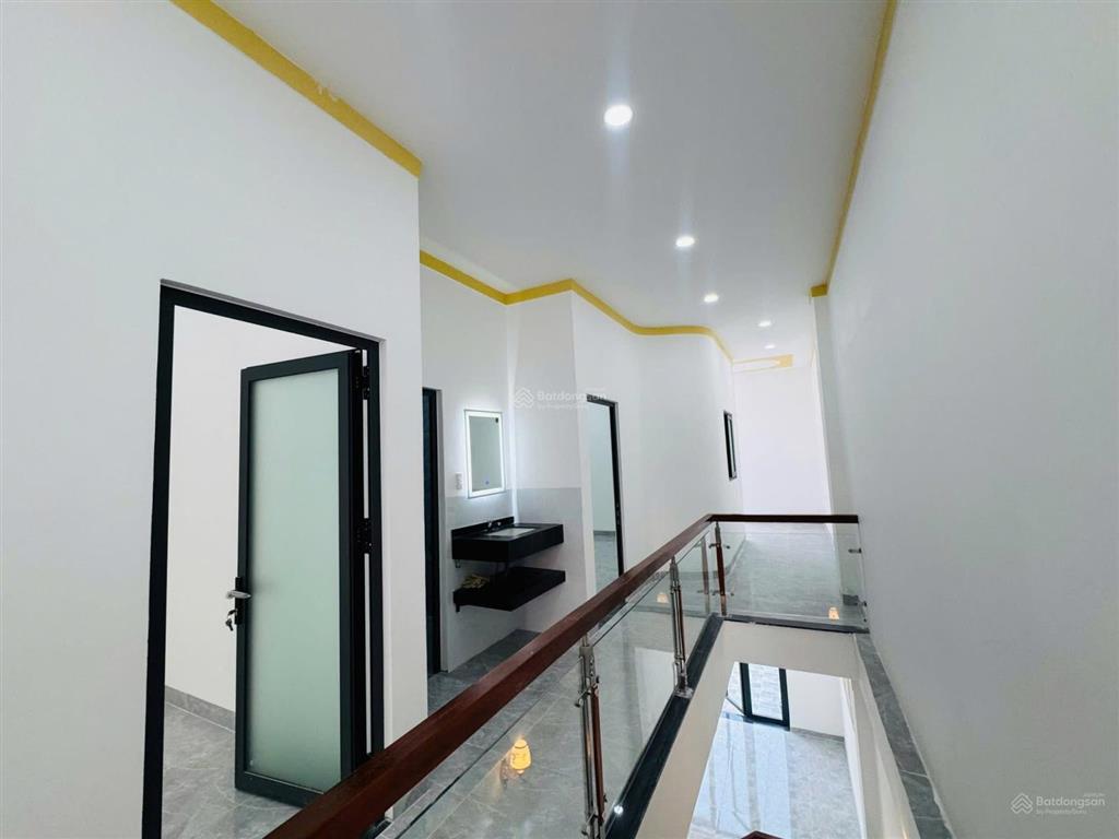 Cần bán nhà lầu đại học việt đức, nhà 3 phòng ngủ gần vành đai 4