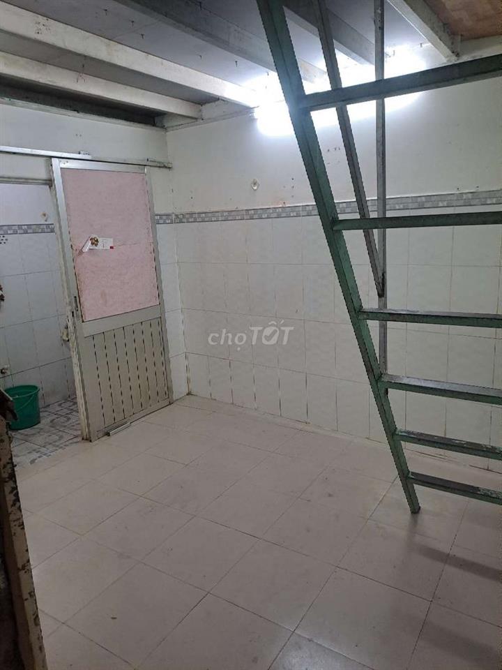 cho nhà trọ dưới đất có gác suốt p4q8