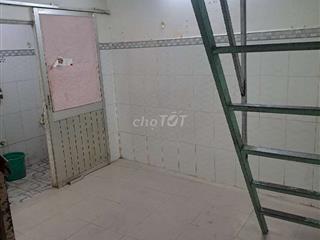 cho nhà trọ dưới đất có gác suốt p4q8