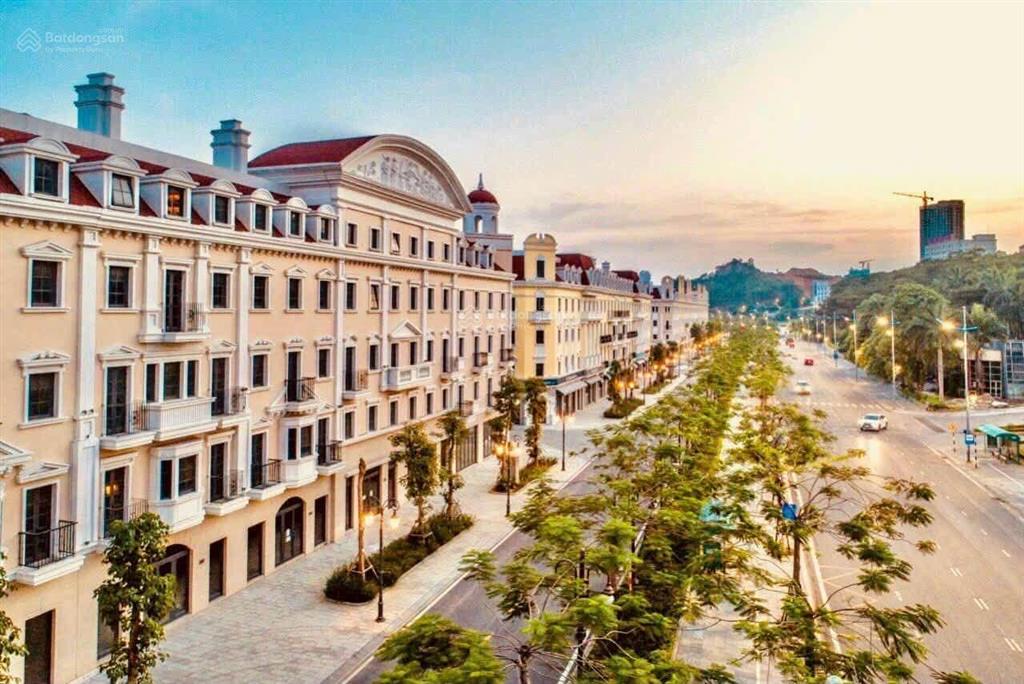 Bán gấp 12.5 tỷ căn 120m2 shophouse hạ long ngay quảng trường
