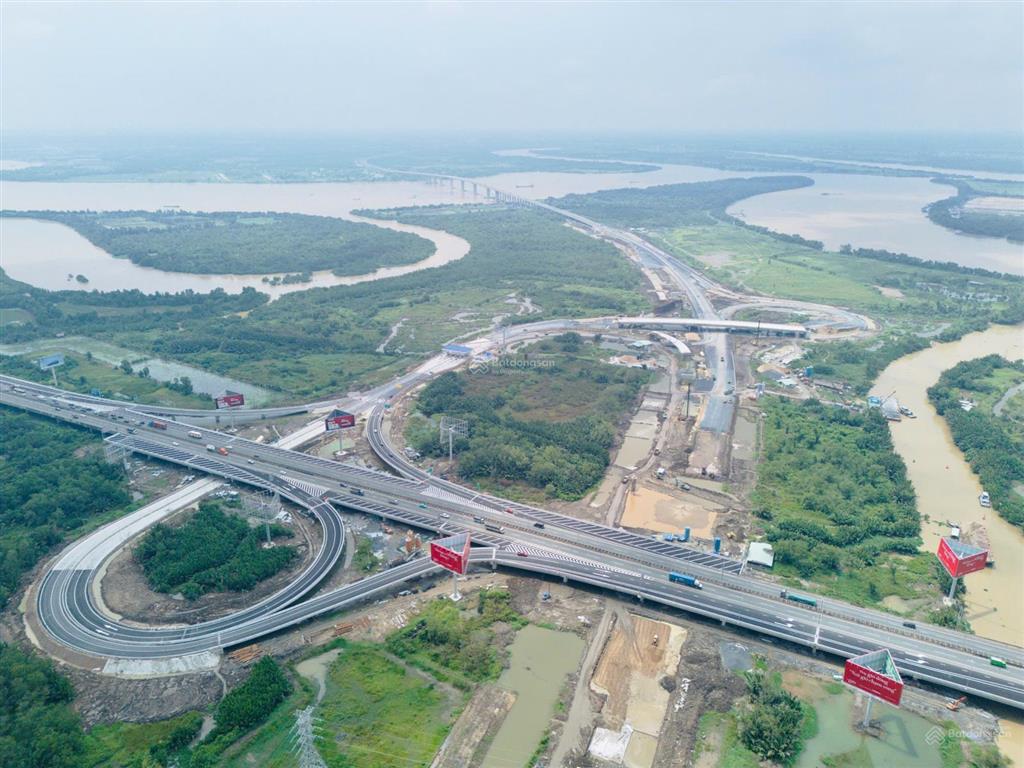 Chủ cần tiền bán căn nhà mới xây hoàn thiện bên ngoài, 1 trệt, 2 lầu. dt 100m giá 8tỷ 100 triệu