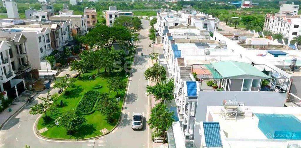 Chủ cần tiền bán căn nhà mới xây hoàn thiện bên ngoài, 1 trệt, 2 lầu. dt 100m giá 8tỷ 100 triệu