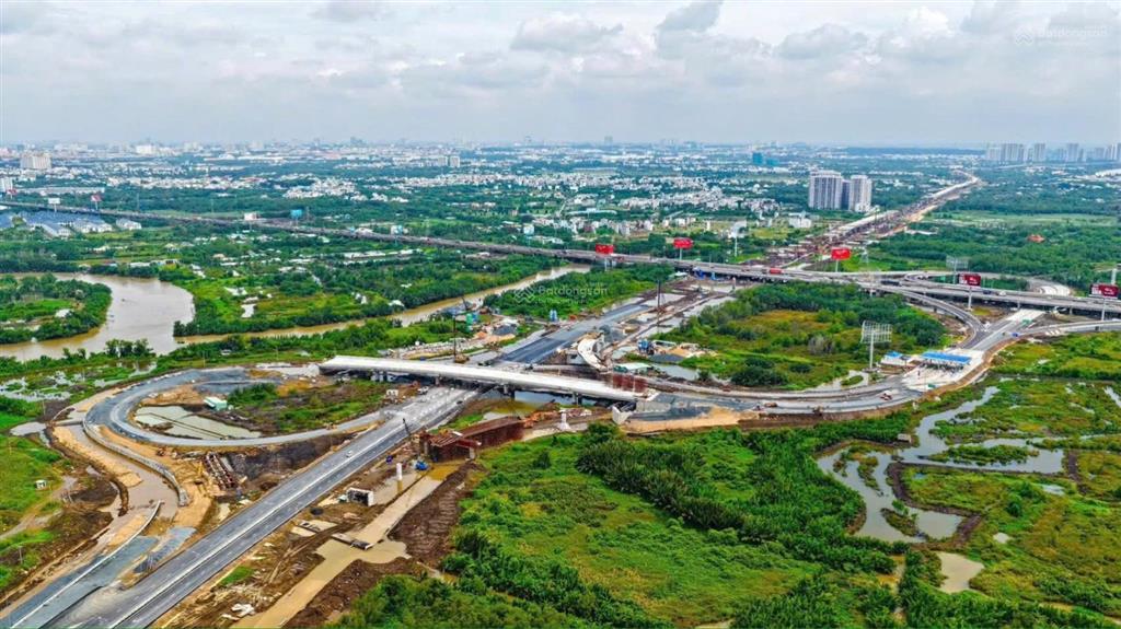 Chủ cần tiền bán căn nhà mới xây hoàn thiện bên ngoài, 1 trệt, 2 lầu. dt 100m giá 8tỷ 100 triệu