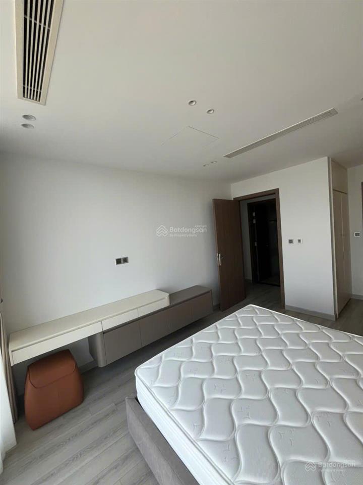 Tôi bán căn hộ 03 phòng ngủ, m2, tầng 30 view 02 hồ đã sửa đẹp giá 22,5 tỷ (0913 809 ***)