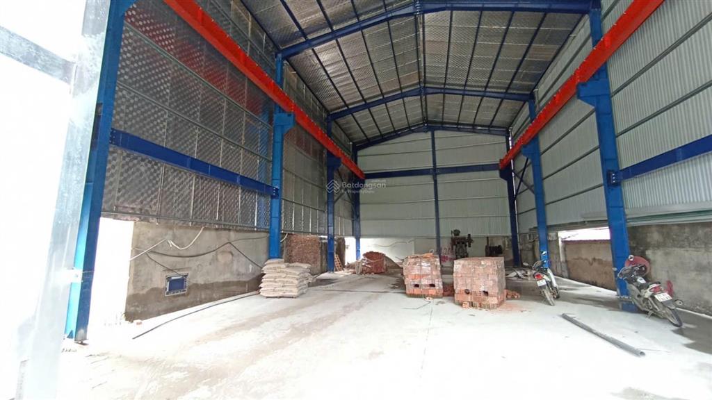 Cho thuê 300 m2 kho xưởng tại phùng xá, thạch thất  gần kcn thạch thất quốc oai.