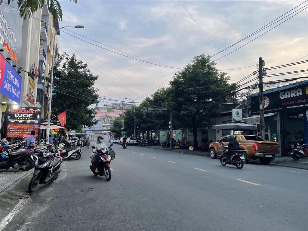 Bán nhà mtkd 20m đối diện aeon tân phú, dt 4,5x19m, cấp 4 đang cho thuê, giá 15 tỷ