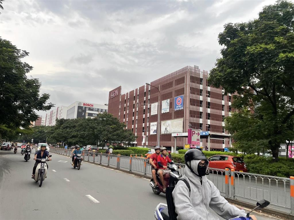 Bán nhà mtkd 20m đối diện aeon tân phú, dt 4,5x19m, cấp 4 đang cho thuê, giá 15 tỷ