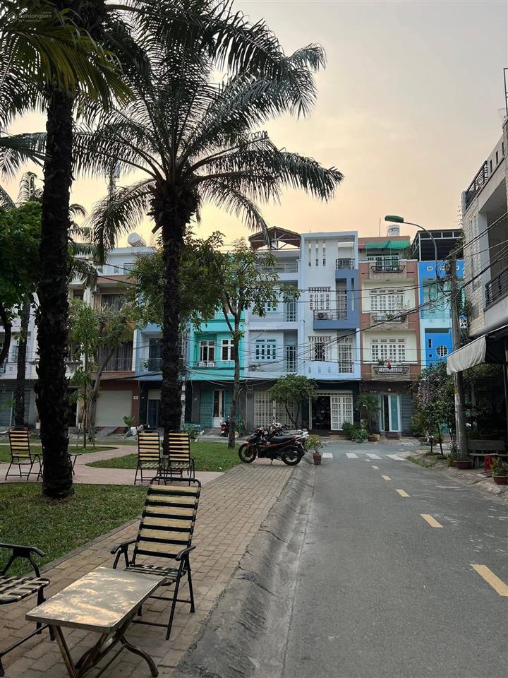 9ty9 thương lượng chính chủ định bán nhà 5 tần mặt tiền wieu công viên