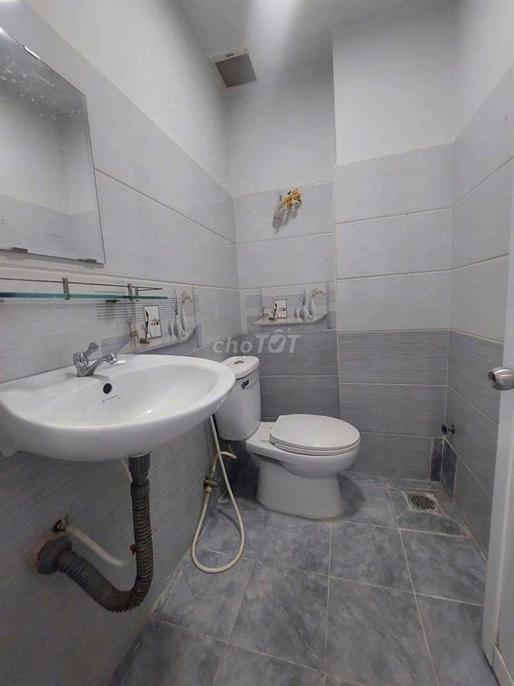 Cho thuê nhà Mặt tiền hẽm đường Phạm Hùng DT.4m×17m } 1 Lầu 3Phòng 2wc
