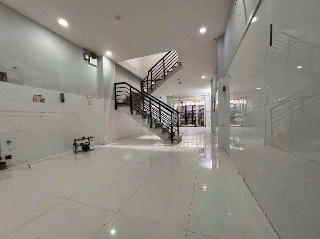 Cho thuê nhà đường Phạm Hùng C2 DT.3m×17m } 1 Lầu 3Phòng 2toilet hẽm4m